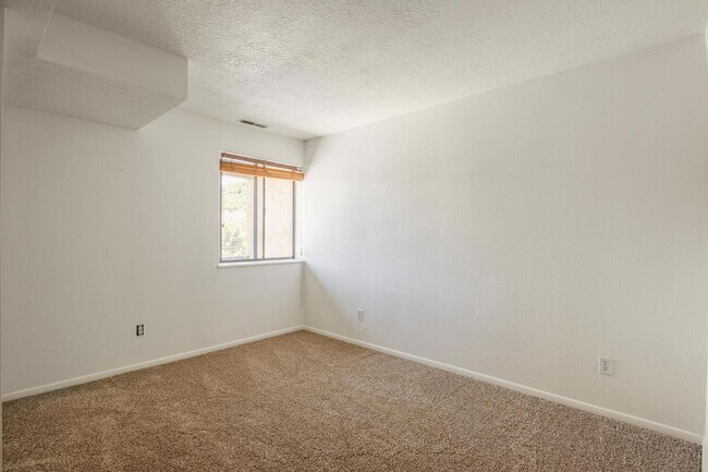 Building Photo - Conveniently Located Condo in Prospector S...
