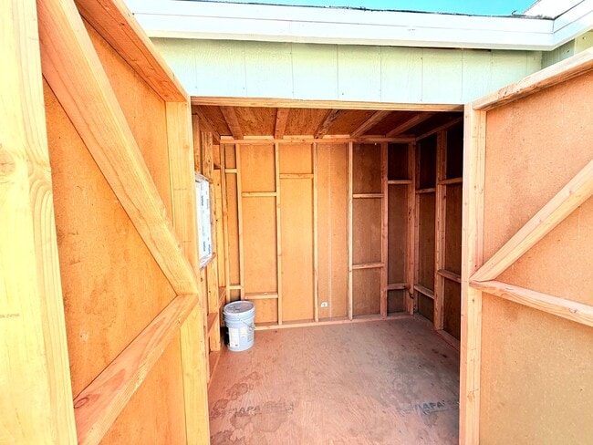 Building Photo - 10837 Fellows Ave
