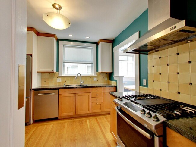 Building Photo - Stunning 4BR/3BA Home with Office, Laundry...