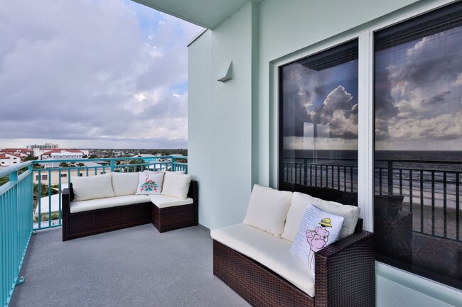 Building Photo - Oceanfront Condo 2 bed/ 2ba Beautifully De...