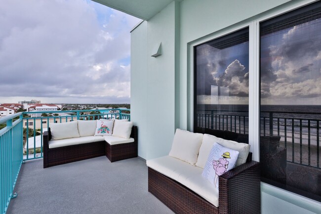 Building Photo - Oceanfront Condo 2 bed/ 2ba Beautifully Decorated and Furnished