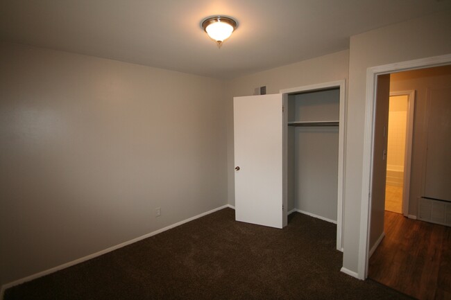 Building Photo - 4 bed- 1 bath!!