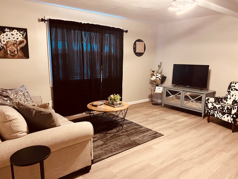 Building Photo - 303 Hill St