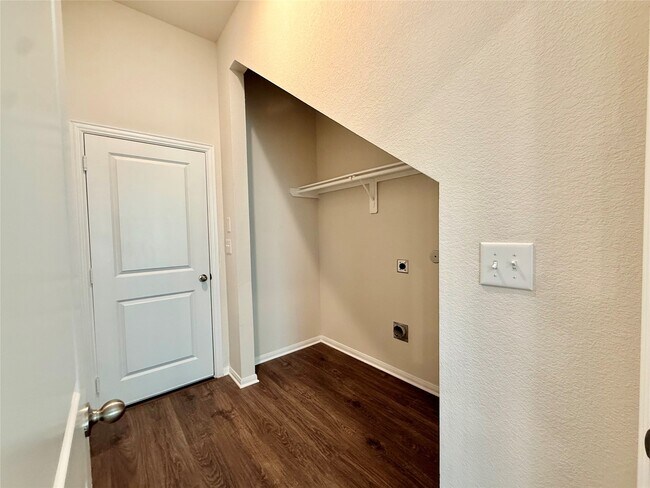 Building Photo - 405 Magnolia Ln