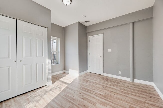 Building Photo - 815 N Travis St