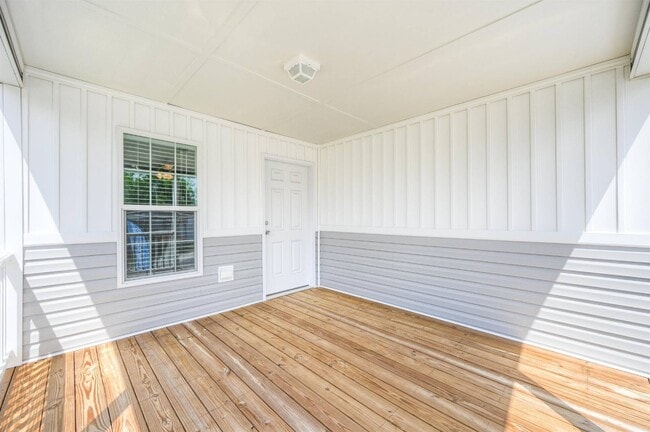 Building Photo - 2563 Skyview St