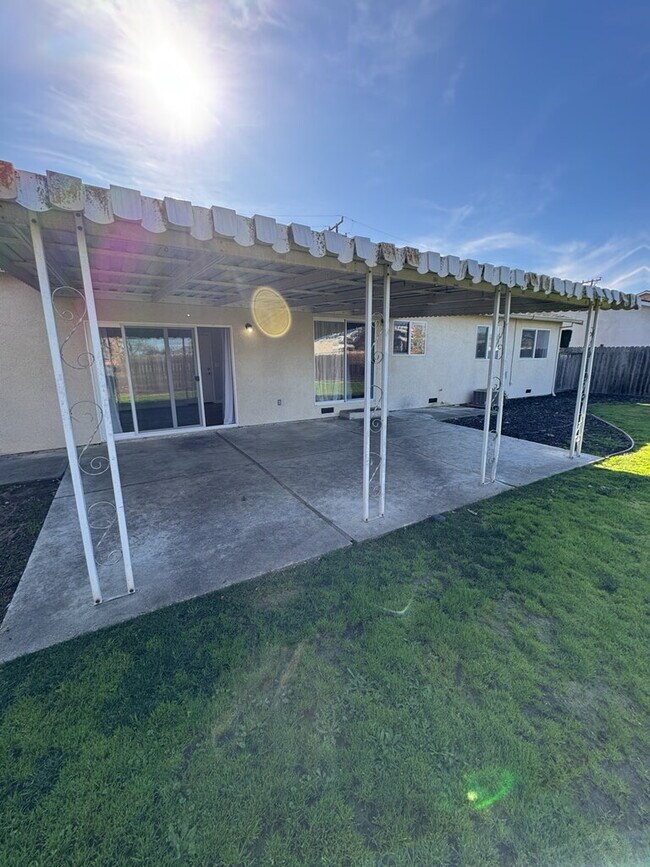 Building Photo - Updated 3 Bed, 2 Bath Home Close to Dublin HS