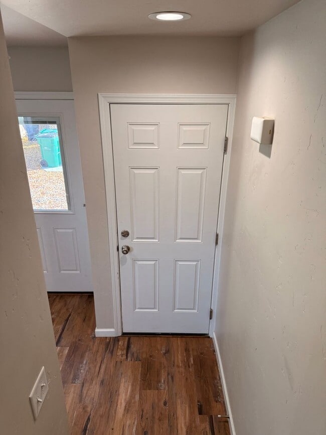 Building Photo - Spacious 3 Bedroom, 2 Bath Home with Garage & Fenced Yard!