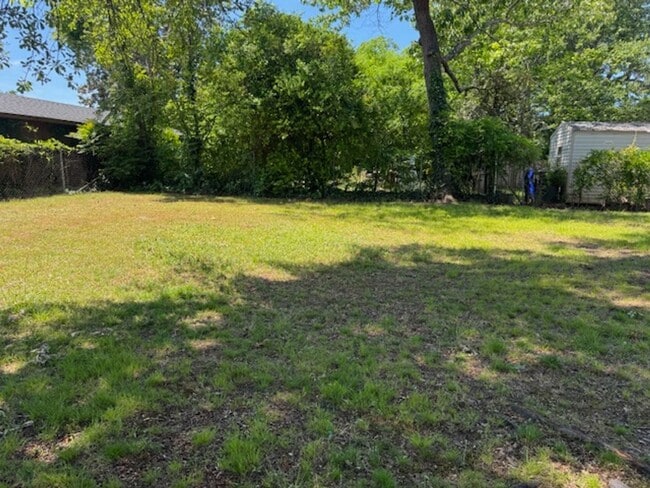 Building Photo - 2 Bedroom, 1 Bath duplex (right side unit) close to downtown Greenville with hardwood floors, a l...