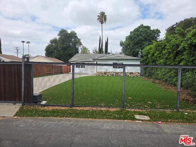 Building Photo - 8519 Yolanda Ave