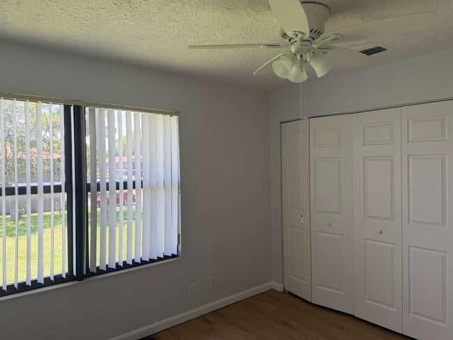 Building Photo - 796 Hill Dr