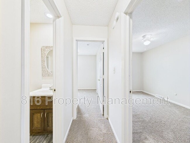 Building Photo - 164-168 SW Robin Rd