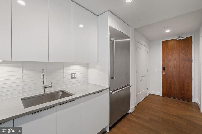 Building Photo - 45 Sutton Square SW