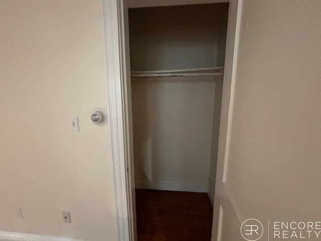 Building Photo - 240 Kelton St