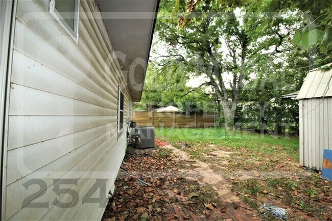 Building Photo - Your New Home Awaits At 1208 E Ave. H!