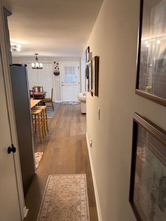 Building Photo - Beautiful furnished well maintain 3 bedrooms, 1.5 Baths
