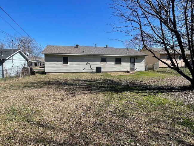 Building Photo - RECENTLY UPDATED SPECIAL
