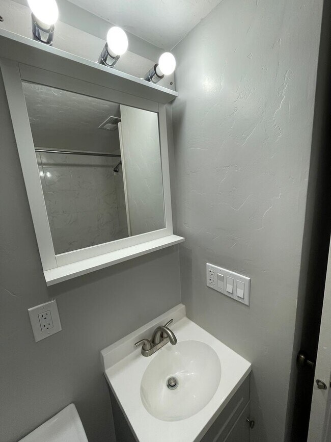 Building Photo - Odell Duplex