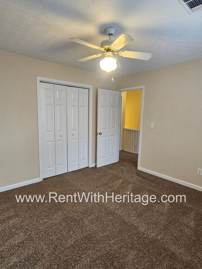 Building Photo - AWESOME 2 BEDROOM / 1.5 BATH APARTMENT IN ...