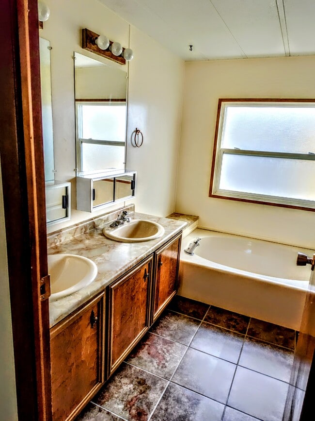 Building Photo - 1715 17th Ave S