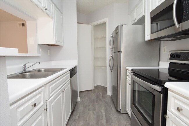 Building Photo - 8635 Mallard Reserve Dr