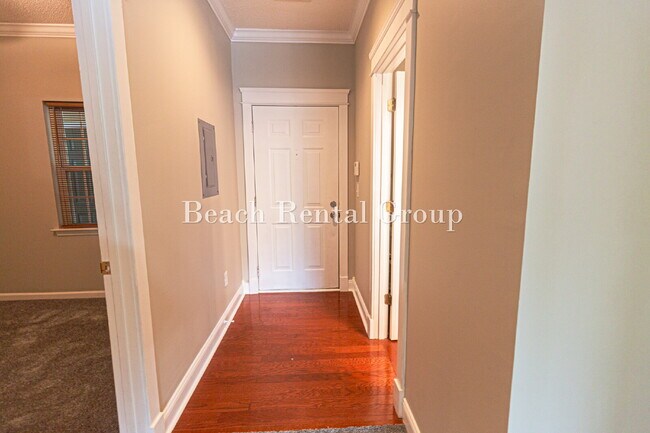 Building Photo - Open and Inviting End Unit