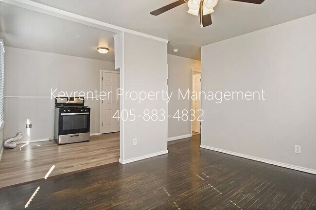 Building Photo - 3937 SW 27th Pl