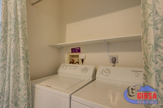 Building Photo - Cute townhome with 2 bedrooms - 1 1/2 bath...