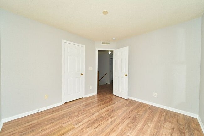Building Photo - Sweet 3 Bedroom 2.5 Bath in Popular Maple ...