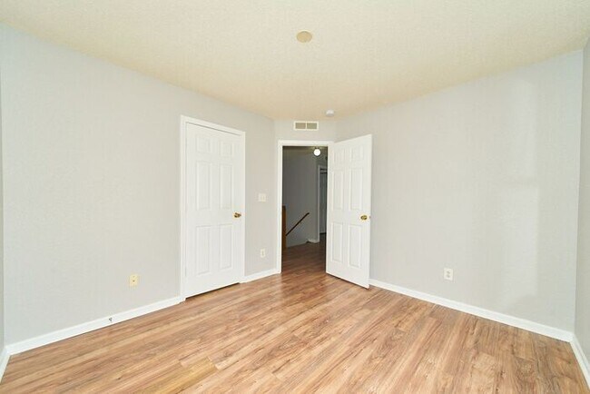 Building Photo - Sweet 3 Bedroom 2.5 Bath in Popular Maple Grove Estates