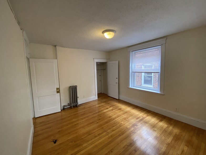 Building Photo - 10 Barrows St