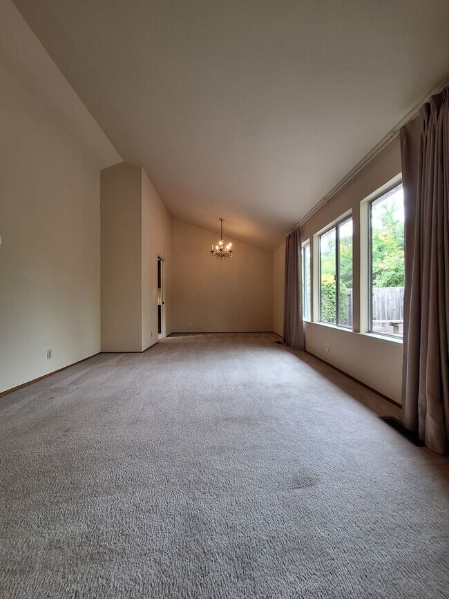 Building Photo - Spacious 4bd Tri-Level Home w/Central Heat...