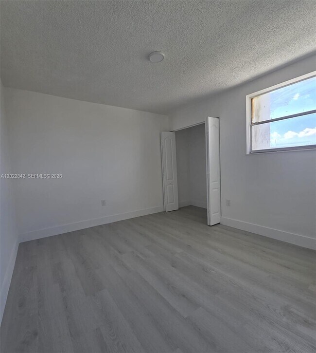 Building Photo - 1104 W 44th St