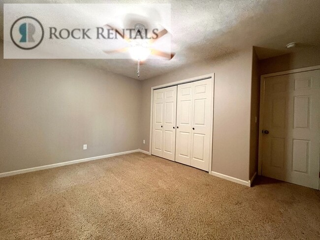 Building Photo - 3 Bed 2 Bath House with Attached Garage