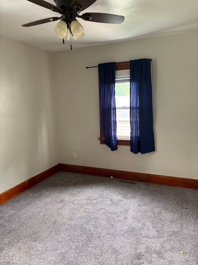 Building Photo - 2 BR  2 BA  House Section 8 friendly