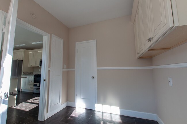 Building Photo - Amazing 3 bed 2.5 bath single family house...