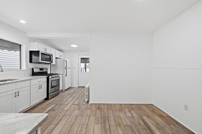 Building Photo - 1130 3rd St