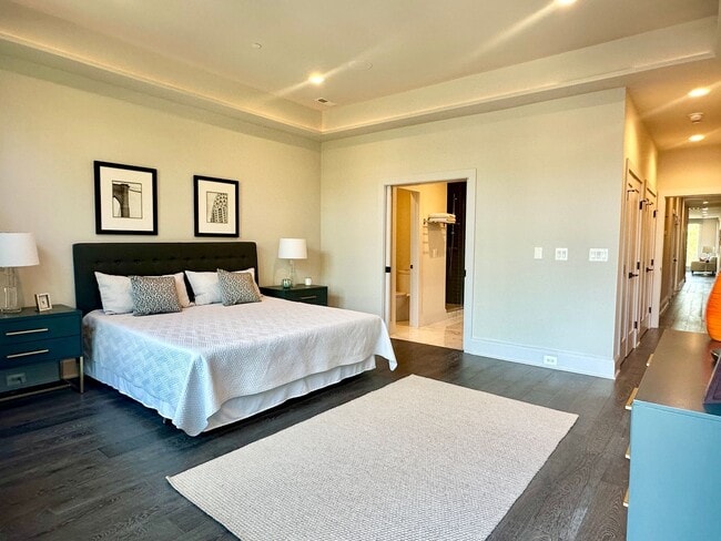 Building Photo - 2 Bedroom 2.5 Bathroom Penthouse with Park...