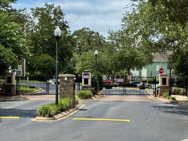 Building Photo - 2801 Chancellorsville Dr