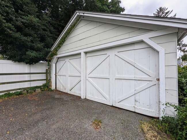 Building Photo - 3-Bedroom Gem with Master Suite and Detach...