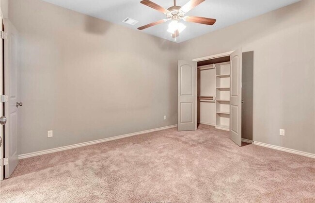 Building Photo - College Station - 3 bedroom / 3 bath Townhome, covered patio & back yard with one car garage.