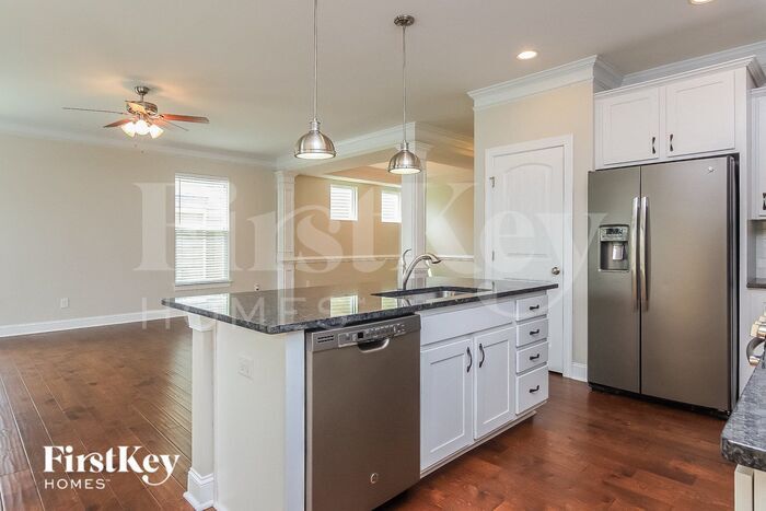 Building Photo - 97 Roterham Dr