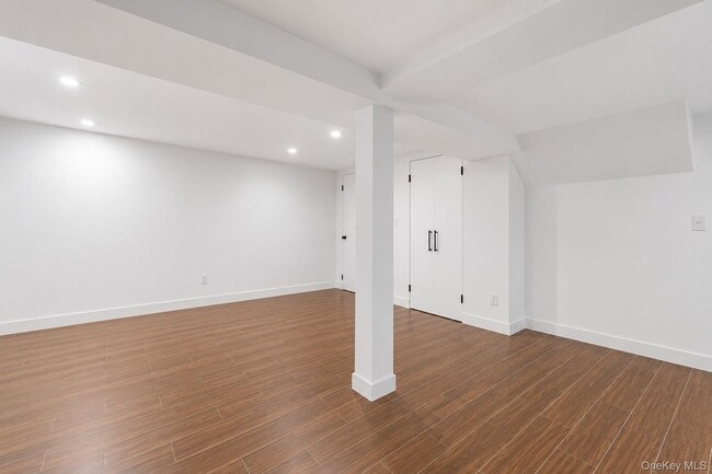 Building Photo - 38 Birchwood Park Dr