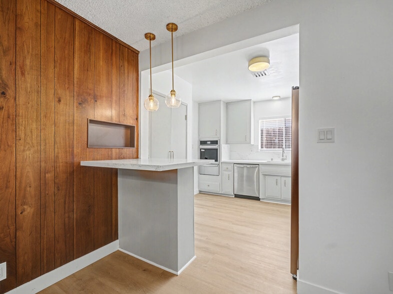 Building Photo - 4413 Canoga Dr