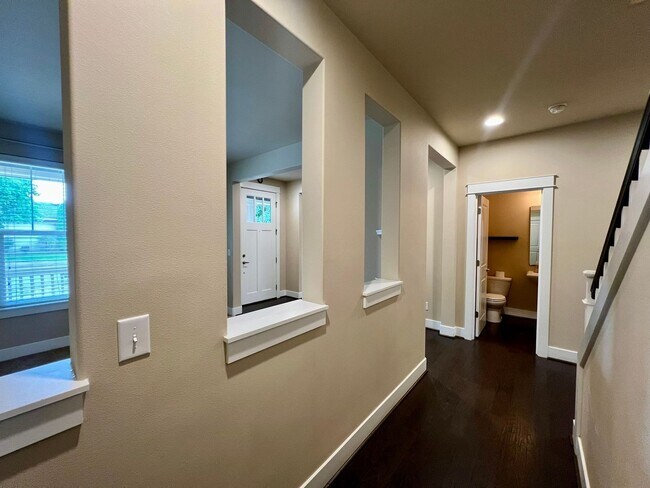 Building Photo - Large 5 Bedroom Home in Tumwater