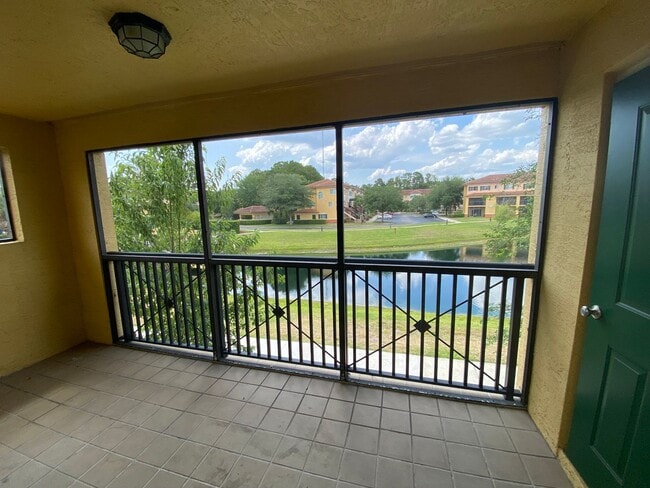 Building Photo - Beautiful Townhouse Style Apartment availa...