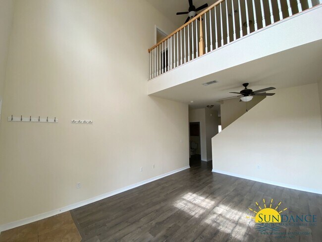 Building Photo - Beautiful 3 Bedroom Townhouse Near Hurlburt Field!