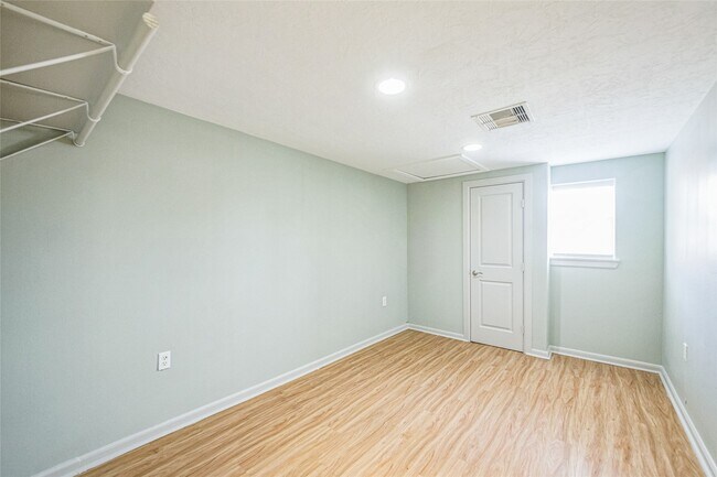Building Photo - 2119 Jensen Dr