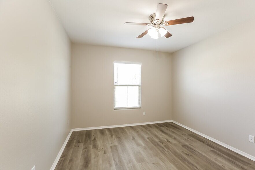 Building Photo - 17211 W Gibson Ln