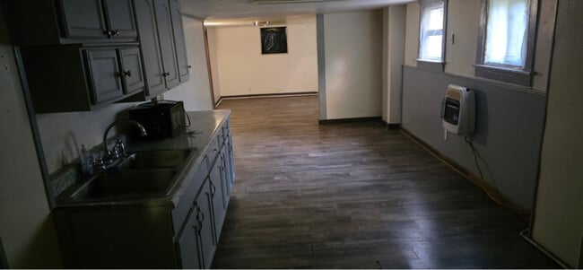 Building Photo - 400 E Thrush Ave